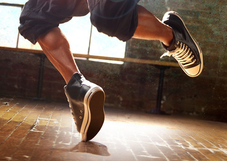 Street Dancer dancing in Nikes